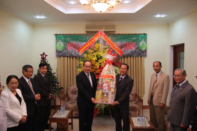 Vietnam Fatherland Front leader extends Christmas greetings to Protestants  in Ho Chi Minh city